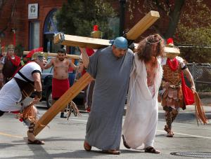 Simón de Cirene ayuda a Jesús a cargar la cruz durante el Viacrucis en San Jerónimo el 29 de marzo.