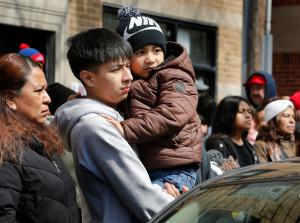 Vecinos de todas las edades vinieron a atestiguar el Viacrucis en Rogers Park.