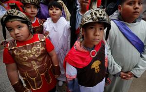Pequeños participaron activamente en la escenificación del Viacrucis.