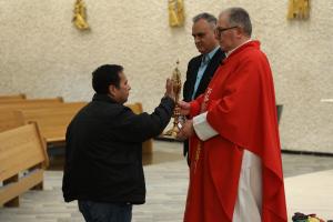 Parroquianos tocan la reliquia de Sto. Toribio Romo el 24 de febrero.