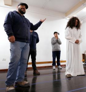 Poncio Pilatos, interpretado por Gabino Martínez, confronta a la muchedumbre mientras Jesús, interpretado por Jose Alberto Martínez, practica durante su juicio en el ensayo, el 11 de marzo.
