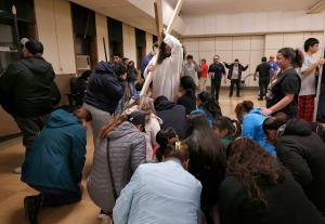 Jesús encuentra a las mujeres de Jerusalén, en un momento del ensayo el 11 de marzo.