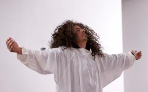 José Alberto Martínez, en el papel de Jesús, practica el momento de la crucifixión.