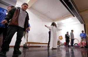 Dimas, interpretado por Rigoberto Calderón, y Gestas, interpretado por Adán Patiño, acompañan a Jesús, interpretado por José Alberto Martínez en un momento del ensayo.