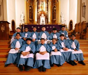 El grupo de jóvenes St. Aloysius, que sirve en Madre de las Américas, en La Villita.