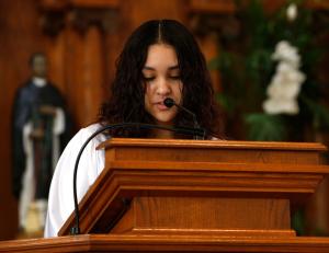 Ariana Gálvez, de Jóvenes Latinos Unidos, da la segunda lectura en la misa el 21 de abril de 2014 en Inmaculada Concepción-San Miguel, en Sur Chicago.