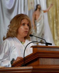 Sandra Mota, coordinadora del grupo juvenil lee las intenciones en misa. Miembros de Jóvenes Latinos Unidos sirven en misa cada tercer domingo del mes.