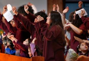 Alumnos de Epiphany, en La Villita, durante su visita al Santuario de Des Plaines.