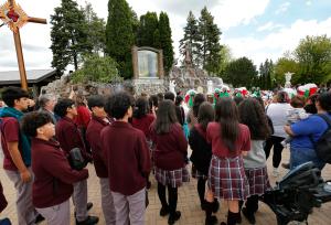 Alumnos de Epiphany, en La Villita, durante su visita al Santuario de Des Plaines.