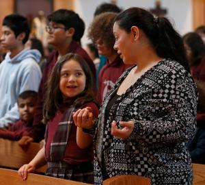 La alumna de Kindergarten Mia Martinez y su mamá Obdulia Andrade oran el Padre Nuestro en misa. Alumnos de la escuela católica Epiphany, en La Villita visitaron el Santuario de Ntra. Sra. de Guadalupe en Des Plaines para celebrar el Día de las Madres el 10 de mayo. Fotos: Karen Callaway/Católico