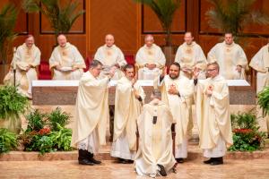 La Arquidiócesis de Chicago dio la bienvenida a cuatro sacerdotes nuevos el 18 de mayo, en la Catedral del Santo Nombre. Foto: Diácono Randy Belice/Católico