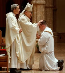 El cardenal Cupich hace la imposición de manos en el recién ordenado sacerdote Timothy  Berryhill. Foto: Karen Callaway/Católico