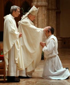 El cardenal Cupich hace la imposición de manos en el recién ordenado sacerdote Andrew Panzer. Foto: Karen Callaway/Católico