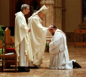 El cardenal Cupich hace la imposición de manos en el recién ordenado sacerdote Juan Carlos Vargas Carrillo. Foto: Karen Callaway/Católico