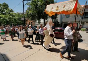 Los feligreses de la parroquia Beato Carlo Acutis se reunieron para una procesión de Corpus Cristi después de misa el pasado 3 de junio, en el lugar de adoración de la iglesia St. Hedwig. Foto: Karen Callaway/Católico