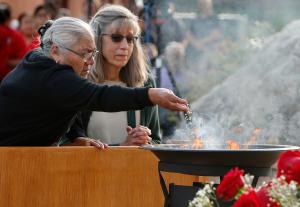 Feligresas arrojan incienso al fuego el 27 de junio, en el Santuario de Des Plaines, como parte de la Peregrinación Eucarística Nacional. Fotos: Karen Callaway/Católico
