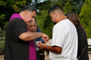 El padre José Sequeira entrega incienso a los feligreses para arrojar al fuego, en el Santuario de Guadalupe el 27 de junio.