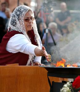 Una feligresa arroja el incienso al fuego la tarde del 27 de junio, en el Santuario de Des Plaines.