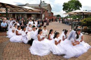 Un grupo de niños que hicieron su primera comunión semanas atrás en el Santuario asistieron a la peregrinación con sus atuendos.