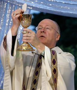 El obispo auxiliar Jeffrey Grob durante la consagración en la misa como parte de la Peregrinación Eucarística Nacional el 27 de junio en Des Paines.