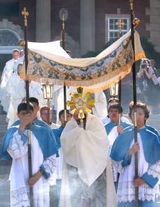 La Arquidiócesis de Chicago dio comienzo a las actividades del Congreso Eucarístico Nacional con la presencia de cientos de personas que asistieron a la misa, adoración y procesión para los jóvenes en el Seminario de Mundelein el 26 de junio. Foto: Karen Callaway/Católico