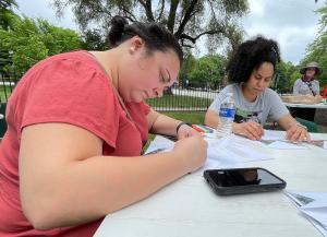 Después de misa, los voluntarios se reunieron en la sede de Kolbe House, en 2434 S. California Ave.,  para escribir tarjetas a los hombres y mujeres en la cárcel. El ministerio de Kolbe House es una agencia del Departamento de Vitalidad Parroquial y Misión de la Arquidiócesis de Chicago. Foto: Joyce Duriga/Católico