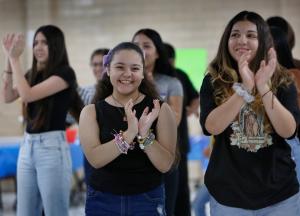 Yareli Martinez baila con sus compañeras en una actividad para romper el hielo en una actividad dirigida por las hermanas.