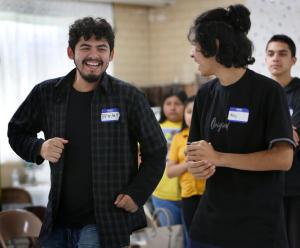 Giovanni Bernal y Mikey Villanueva bailan durante la celebración del 20 de julio.