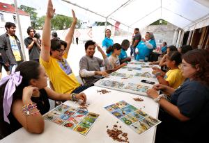 La hermana Claudia Carrillo, directora de Annunciata School, declara a Anthony Serrano el ganador en el juego de lotería.
