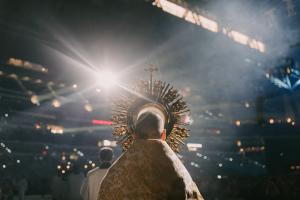 “En la celebración de la Eucaristía, Cristo se hace presente para hacernos partícipes de su victoria y triunfo sobre la muerte” escribió el cardenal Cupich en nuestro número del mes de julio. Foto: Jacob Bentzinger, en colaboración con National Eucharistic Congress