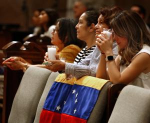 La parroquia St. Mary of the Lake acoge entre sus feligreses a la comunidad más grande de venezolanos de la Arquidiócesis de Chicago. La imagen, en el servicio de oración del 1 de agosto. Fotos: Karen Callaway/Católico