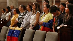 La parroquia St. Mary of the Lake acoge entre sus feligreses a la comunidad más grande de venezolanos de la Arquidiócesis de Chicago. La imagen, en el servicio de oración del 1 de agosto.