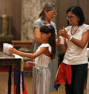 Feligreses encendieron veladoras en oración por la paz en Venezuela.