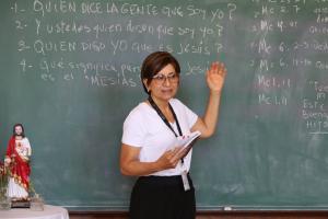 Aida Cortez enseña Formación de Padres, como parte de la escuela latina de San Jerónimo, el 14 de septiembre.