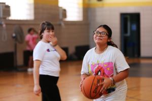 Fernanda Reyes y Mayte Ramos  juegan básquetbol en el gimnasio de San Jerónimo, como parte de la escuela de los sábados.