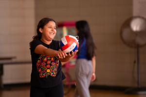 Valentina Reyes juega voleibol durante la hora de gimnasio.