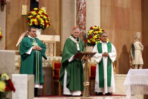 El cardenal Cupich flanqueado por el diácono José Negrete (izq.) y el padre Néstor Sáenz (der.) en la misa por el centenario de San Pancracio el 14 de septiembre.