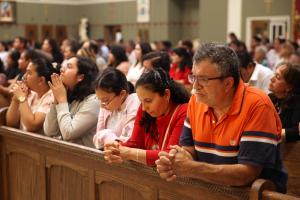 La familia Álvarez ora durante la misa de aniversario de San Pancracio.