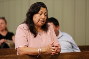 Yolanda Alonso ora durante la misa de San Pancracio, en el sur de la ciudad.