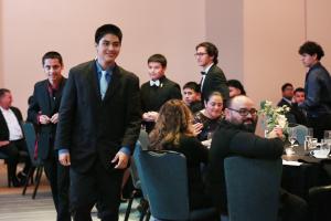 Integrantes del grupo juvenil St. Aloysius en la parroquia Madre de las Américas, en La Villita, se aproximan al escenario para aceptar el reconocimiento durante la XXII Noche de Gala, en el Hotel Hyatt en Rosemont, el 25 de octubre. Fotos: Julie Jaidinger/Católico