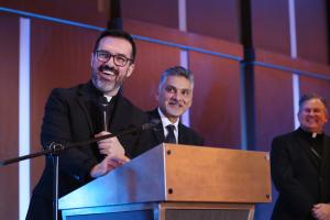 El padre Sergio Rivas, Alejandro Castillo y el reverendísimo Robert Casey elogian a los jóvenes reconocidos durante la Noche de Gala el 25 de octubre.
