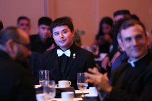 Joseph Martínez, líder del grupo juvenil St. Aloysius en la parroquia Madre de las Américas, durante la entrega de reconocimientos en la Noche de Gala.