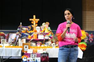 Dolores Castañeda, cofundadora de Padres Ángeles, dice palabras de apoyo a los padres de familia que han perdido hijos por la violencia en la calle. La actividad se llevó a cabo el 2 de noviembre de 2024 en Sta. Inés. Fotos: Julie Jaidinger/Católico