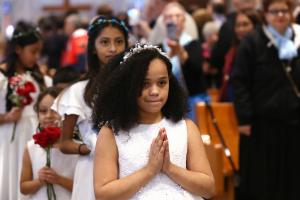 Samirah Rodeges Turner durante la misa en San Luis Gonzaga.