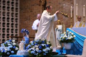 El obispo Mark Bartosic fue celebrante principal en la misa a Ntra. Sra. de la Divina Providencia.