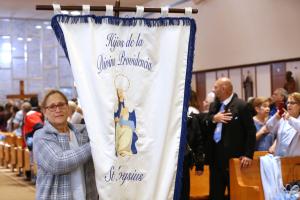 Wanda Catalán lleva un estandarte en la misa por Ntra. Sra, de la Divina Providencia el 15 de noviembre en St. Aloysius;