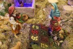 El nacimiento, como se ha desplegado este año, tiene 22 pies de largo.