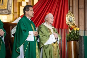 El cardenal de México, Carlos Aguiar Retes y el padre Esequiel Sánchez, rector del Santuario de Ntra. Sra. de Guadalupe en Des Plaines, Illinois, durante la misa en la Catedral Metropolitana de México. Foto: Cortesía Catedral Metropolitana de México.
