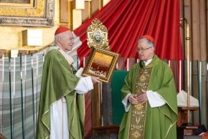 El cardenal Cupich y el cardenal Aguiar Retes intercambiaron presentes en la Basílica. Foto : Jeoshua Cortés/Insigne y Nacional Basílica de Santa María de Guadalupe.