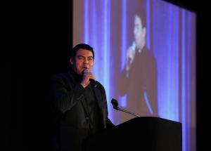 El P. Chema durante la XIX Noche de Gala en Drury Lane el 10 de noviembre de 2017. Fotos: Karen Callaway/Católico
